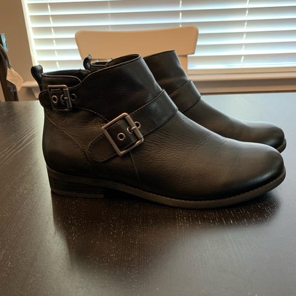 vionic logan ankle boots